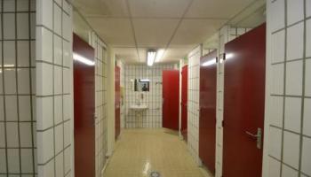 huit-douches-dont-une-est-adaptee-aux-pmr-60e66aa7d4e87267561638.jpg