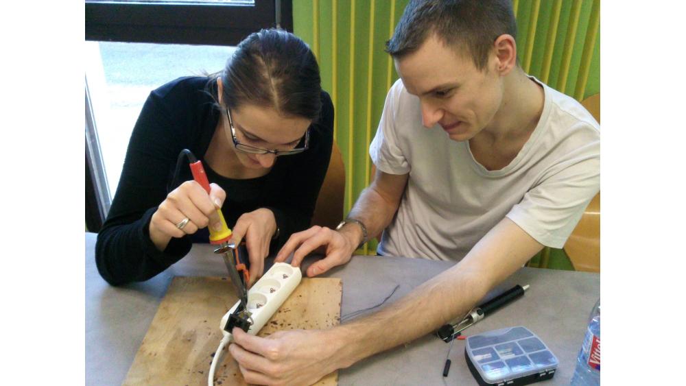 2013-12-13-repair-cafe-1-60e66aa77d2dd943955767.jpg
