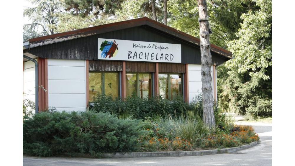 bachelard-3-60e66abbe2b02774712549.jpg