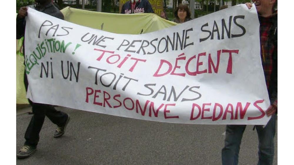 banderole-pas-une-personne-sans-toit-dc3a9cent-60e66aab80688891371791.jpg