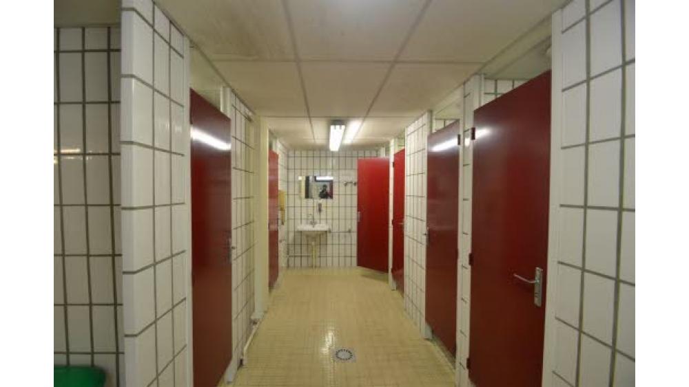 huit-douches-dont-une-est-adaptee-aux-pmr-60e66aa7d4e87267561638.jpg