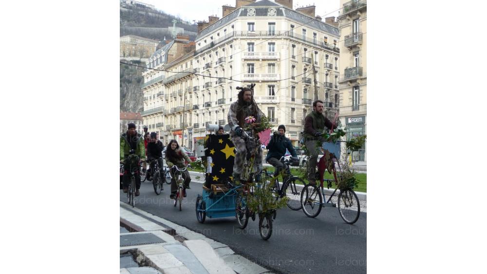 velo-sureleves-velorution-60e66aa159edc082891155.jpg